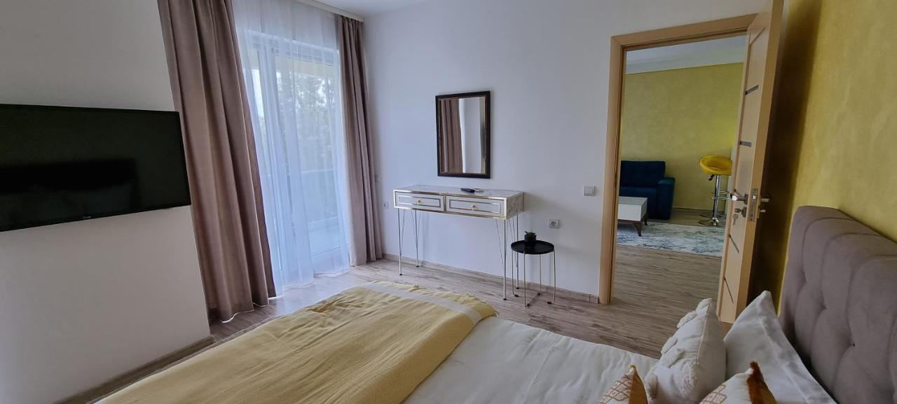 Eral Apartment Mamaia Exterior photo